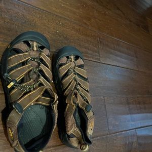 Keen boys water shoes size 8 in brown great condition